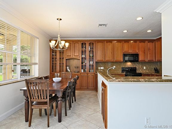 4th image of 681 Live Oak Ln