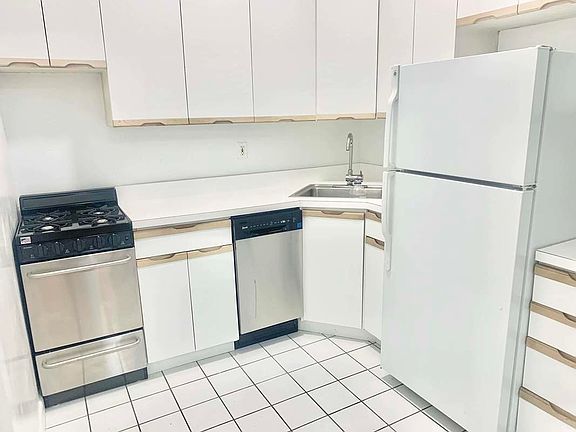 3rd image of 137 W 67th St #E4