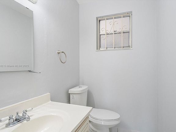 4th image of 16750 NE 10th Ave APT 320