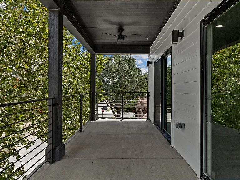 3136 Cockrell — Photo 36