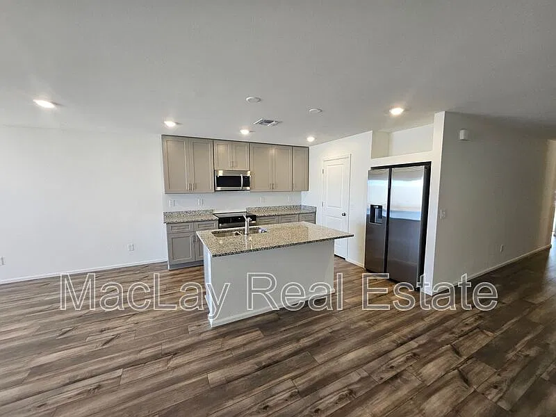 4 bed, 3.0 bath, 1953 sqft, $1,795 — Photo 2