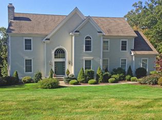 10 Briarwood Ln, Newtown, CT 06470