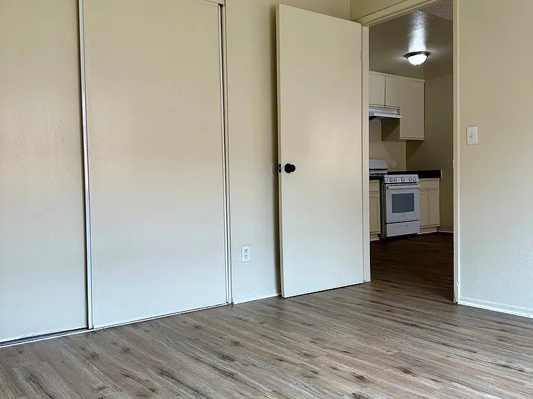 255 Loma — Photo 3