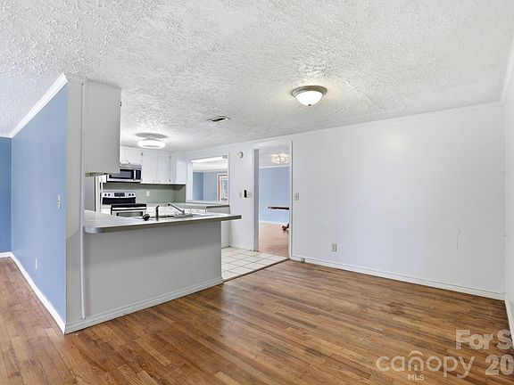 5th image of 180 Whispering Pines Dr