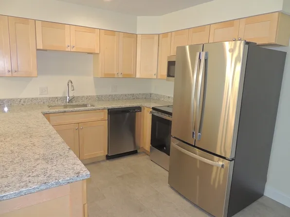 28 Green Leaves Dr #822, Amherst, MA 01002