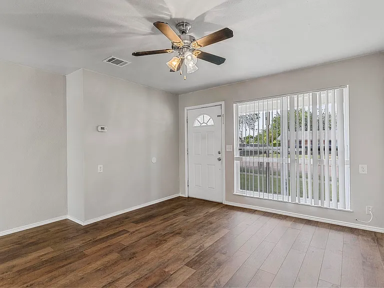 6104 Ivy Hill Rd — Photo 3