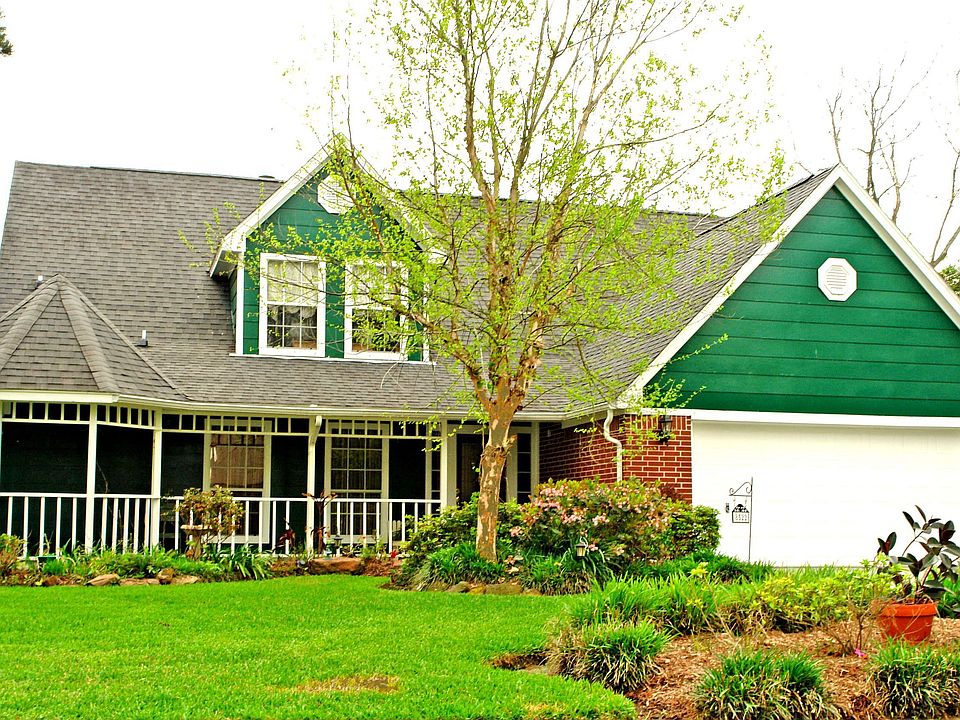 Charming Victorian cottage with gazebo porch 