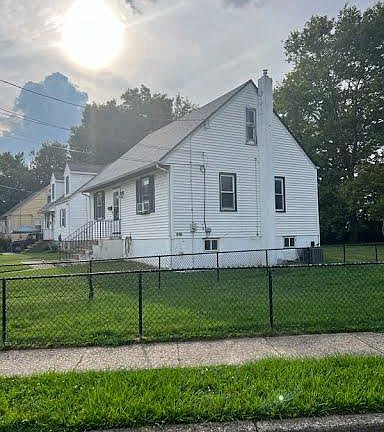 5th image of 318 Essex Ave