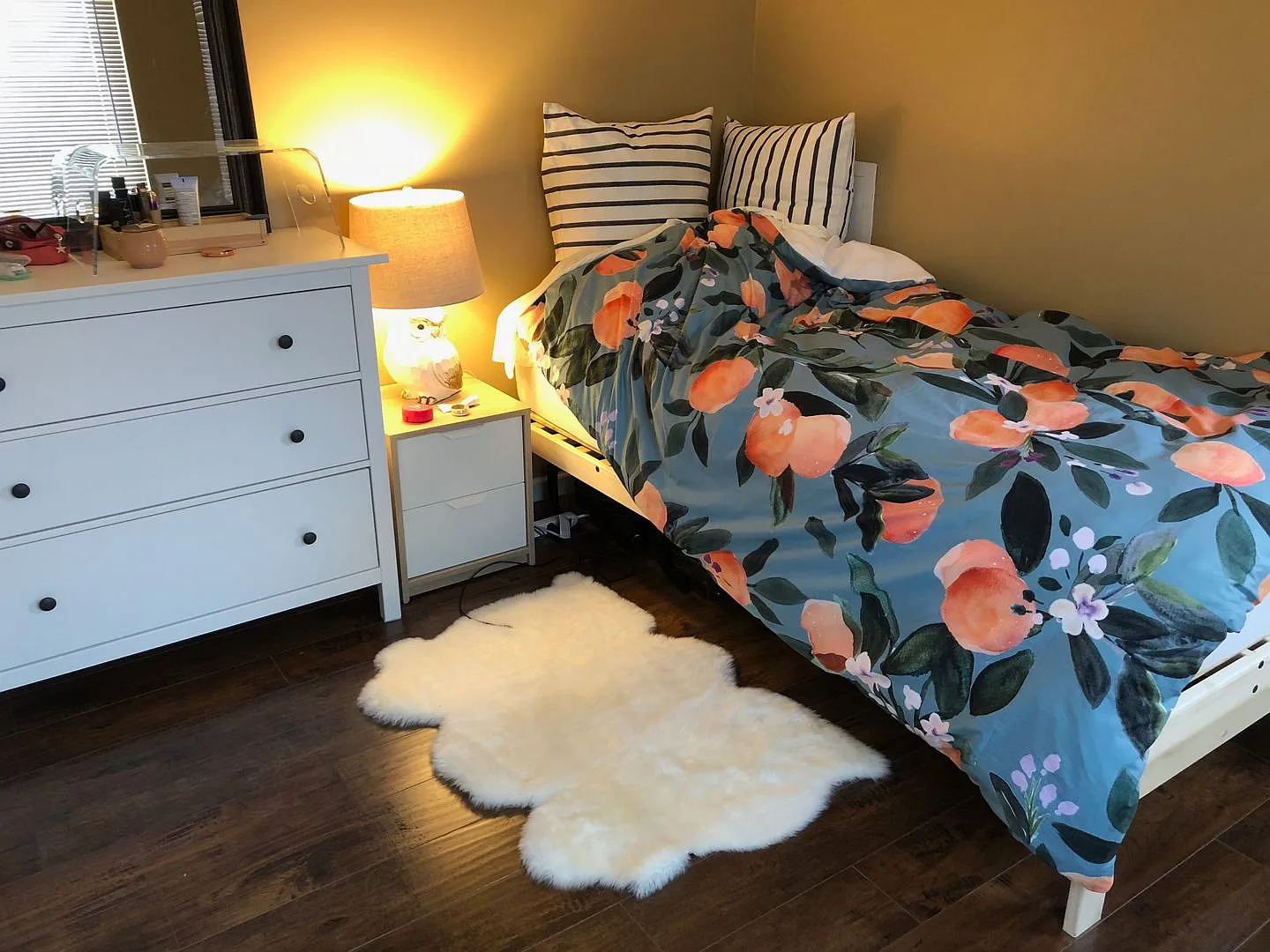 Beautiful 1 Bedroom Apartment Near Downtown Bloomington! — Photo 3