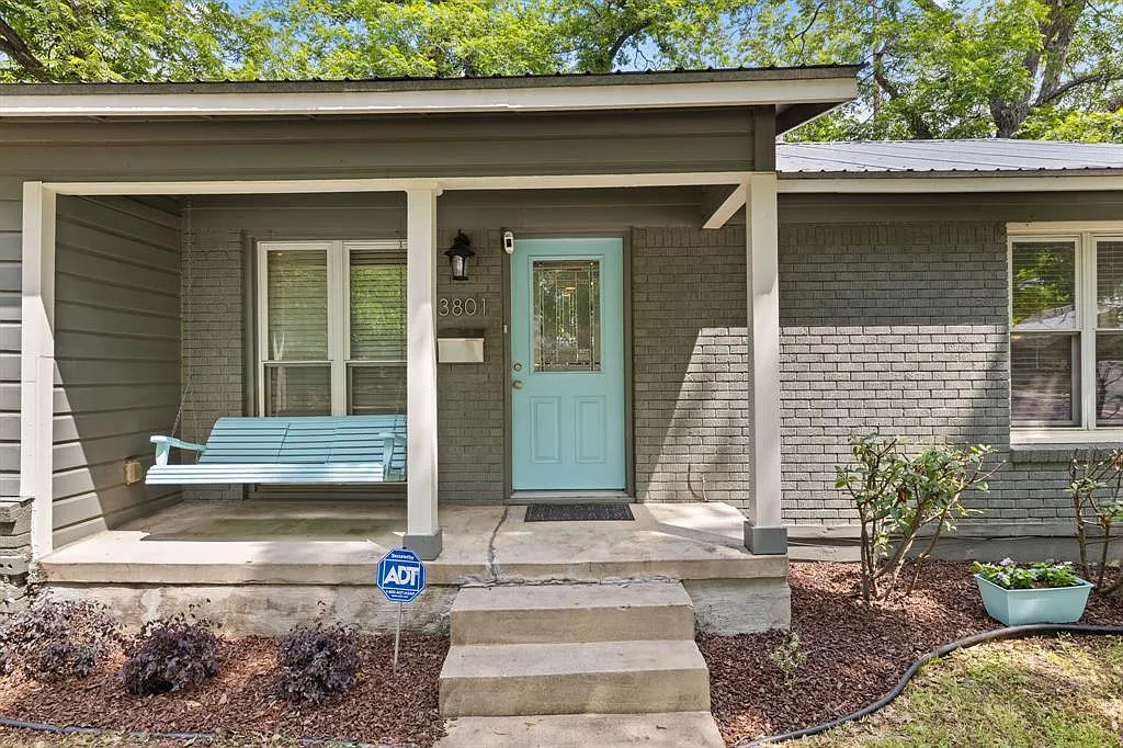 4 bed, 2.0 bath, 1500 sqft, $5,200 — Photo 2