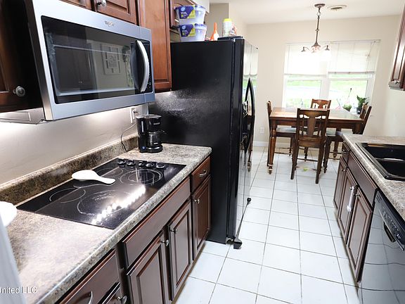 4th image of 8233 Lake Shore Dr W