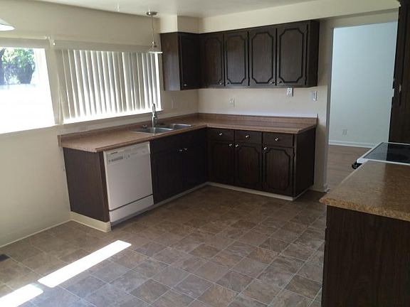 3rd image of 981 Ashwood Cir