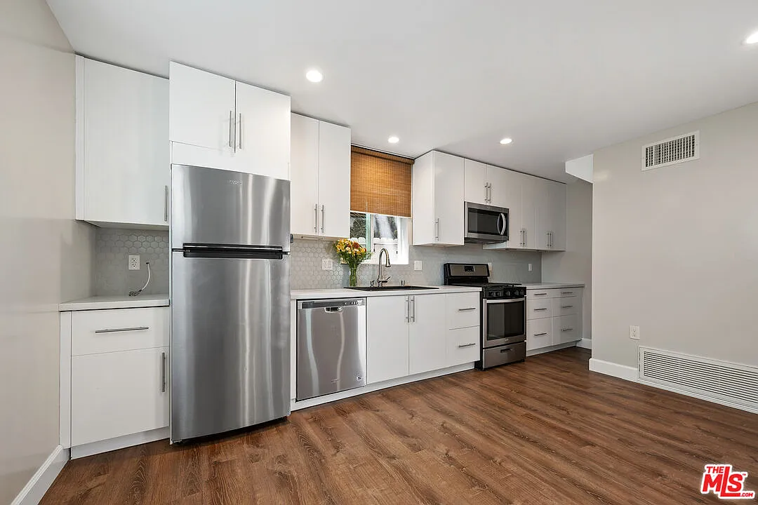 1 bed, 1.5 bath, 900 sqft, $4,000 — Photo 3