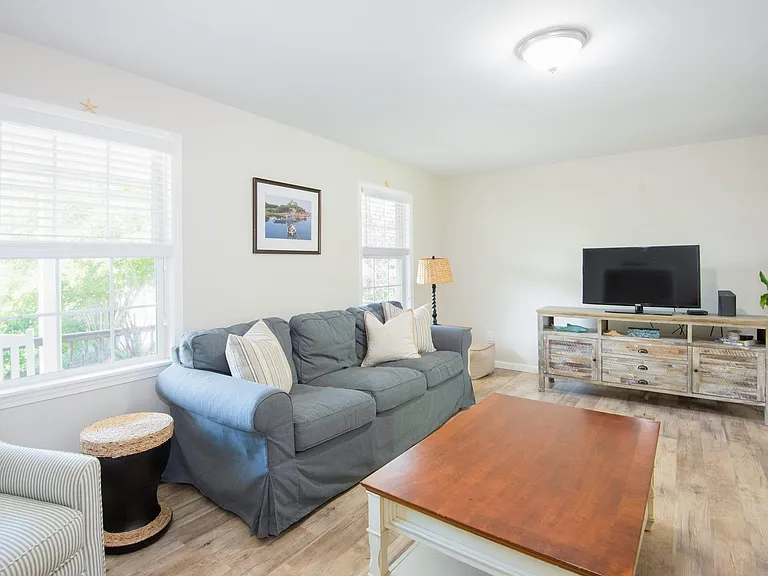 663 Aquidneck Ave — Photo 9