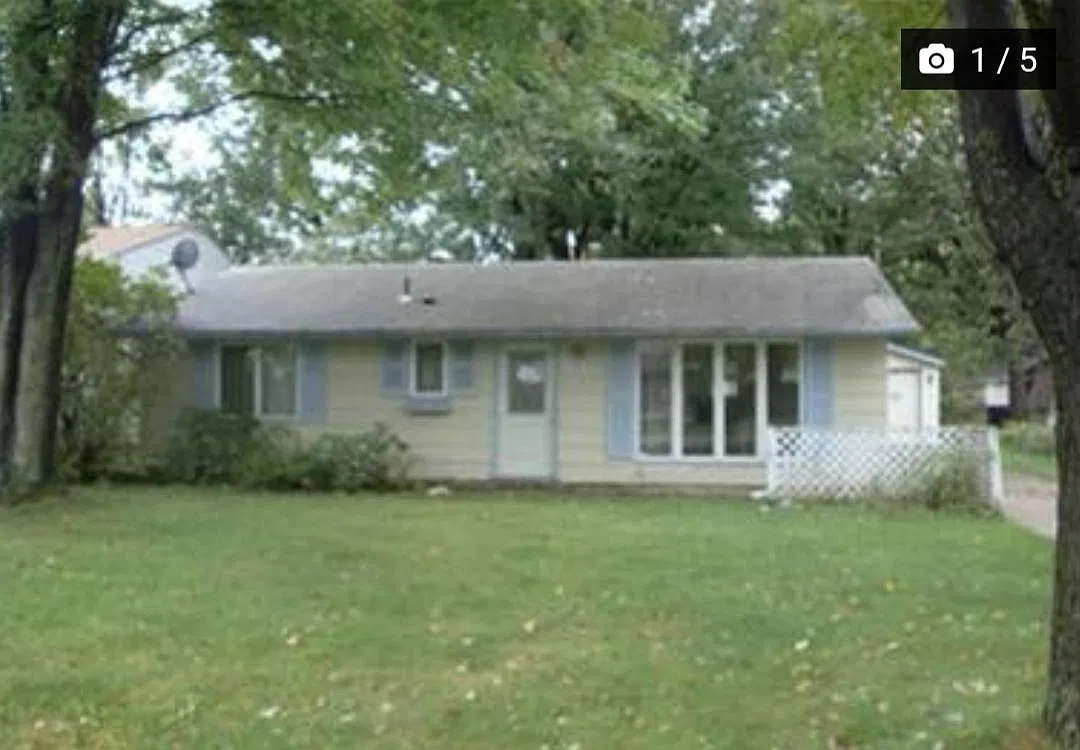 3 bed, 998 sqft, $1,570 — Photo 1