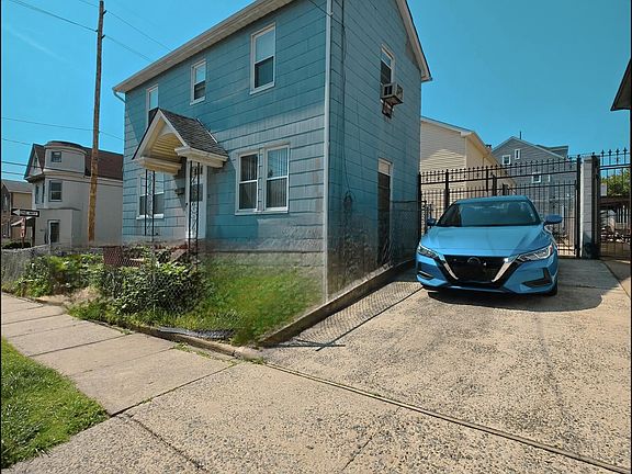 2nd image of 441 Bramhall Ave