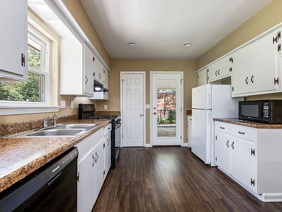 5th image of 835 W Davis St