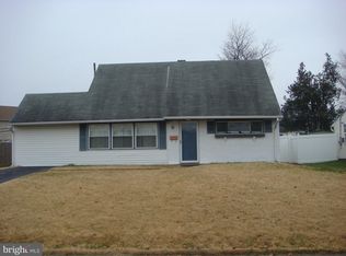 27 Petunia Rd, Levittown, PA 19056