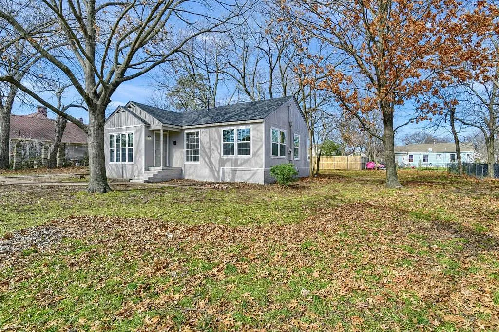 1313 E Lamar St — Photo 3