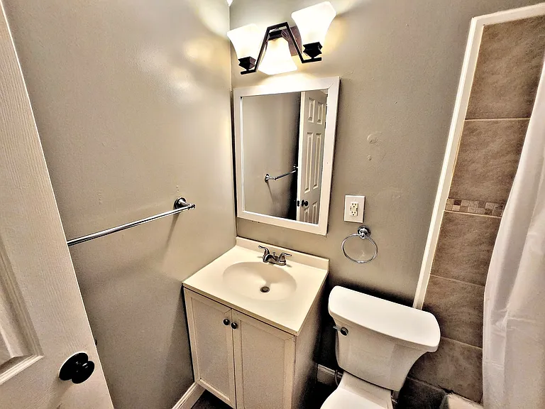 1504 Oakwood Ave NE — Photo 12