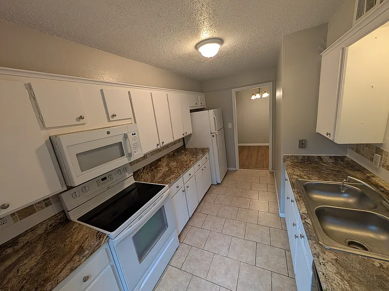 1305 Rebecca Ln — Photo 11