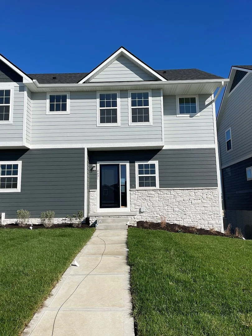 Townhome Available in Bellevue — Photo 1