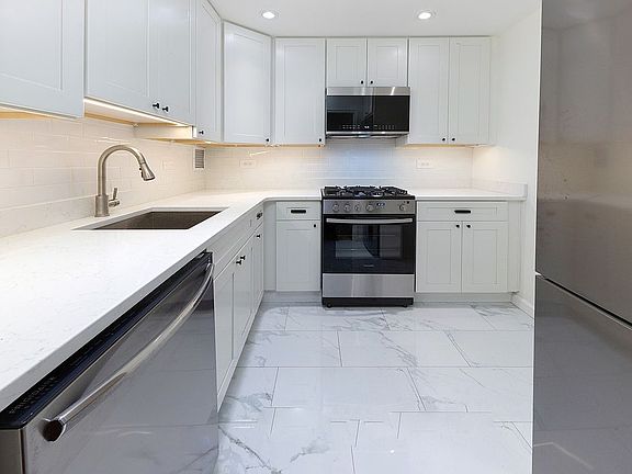 4th image of 330 3rd Ave APT 14L