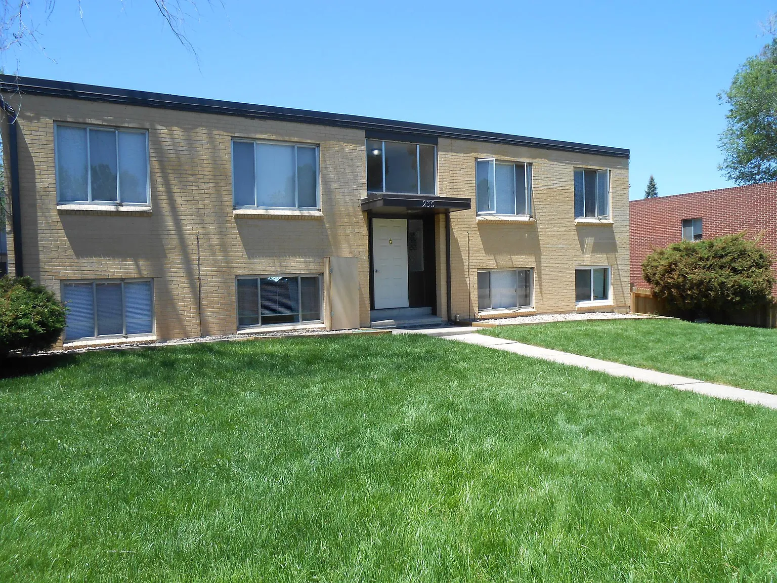 235 Laurel St — Photo 1