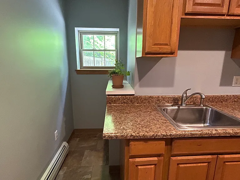 611 Glen St #B — Photo 8