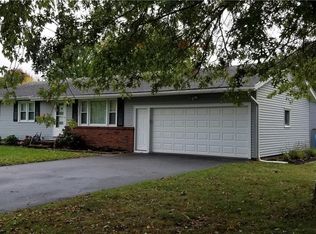 2 Oasis Ln, Rochester, NY 14624