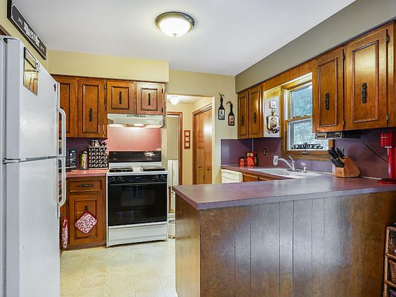 5th image of 710 Dover Dr NW
