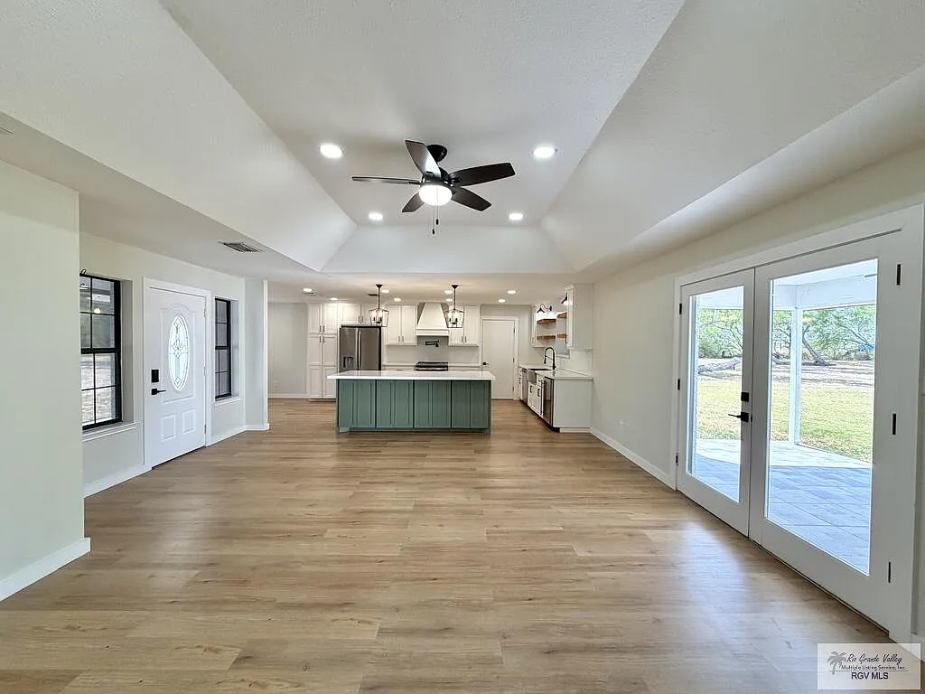 4 bed, 2.0 bath, 1943 sqft, $3,000 — Photo 4