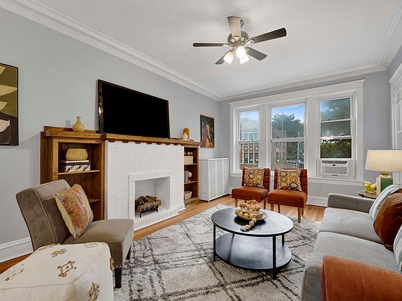 4th image of 1915 W Montrose Ave #2