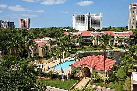 Valencia Clubhouse and Pool Deck with Jacuzzi