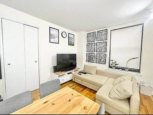 1st image of 112 W 72nd St #1
