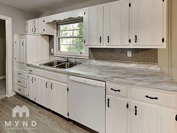 4th image of 3681 Lake Dr SE
