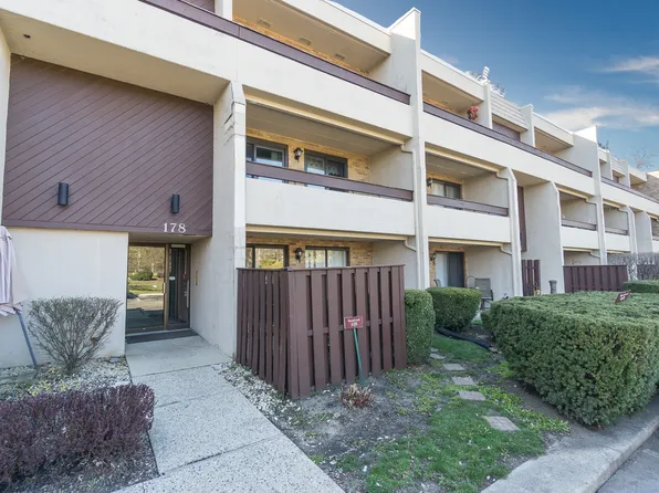 178 E Springbrook Dr APT 2B, Bloomingdale, IL 60108