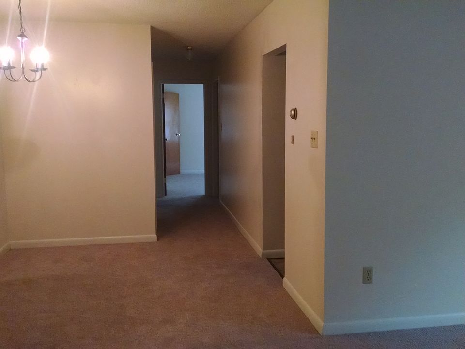 Hallway/dining area