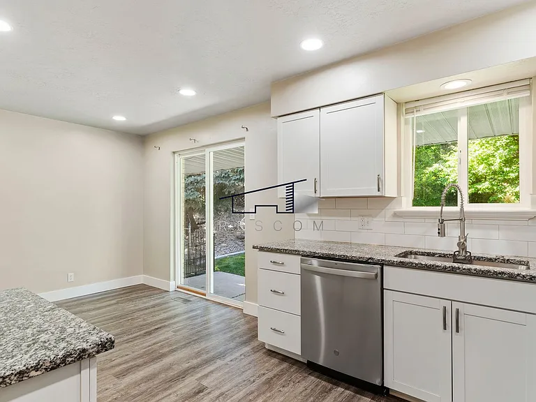 1334 Henderson Dr — Photo 11