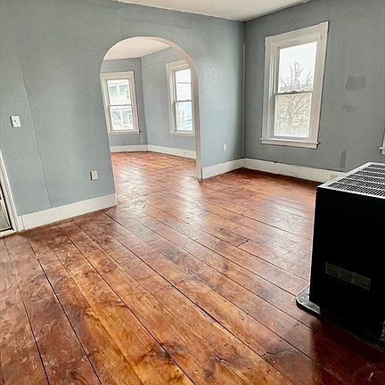 4th image of 564 Main St