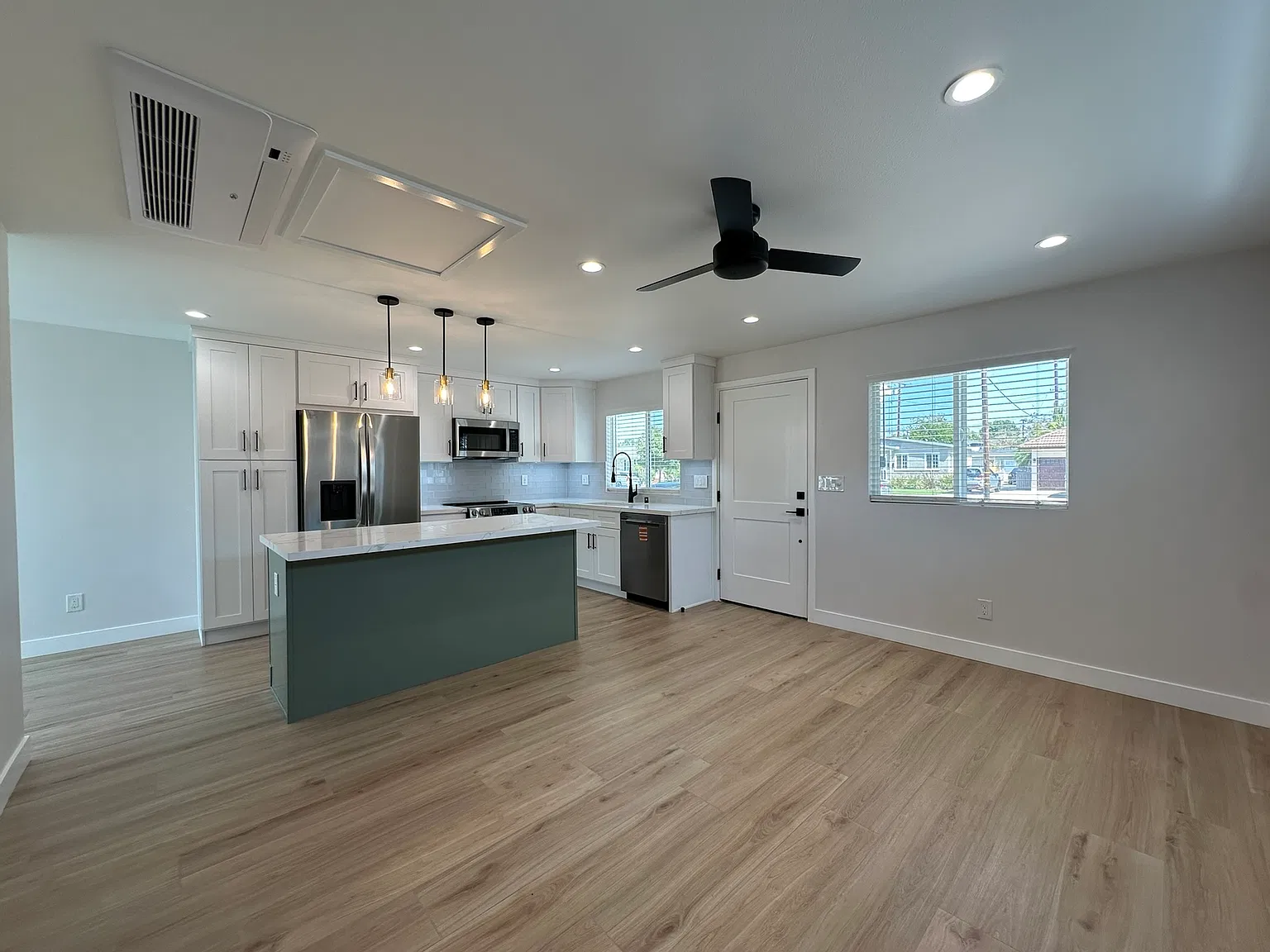 2 bed, 880 sqft, $4,500 — Photo 3