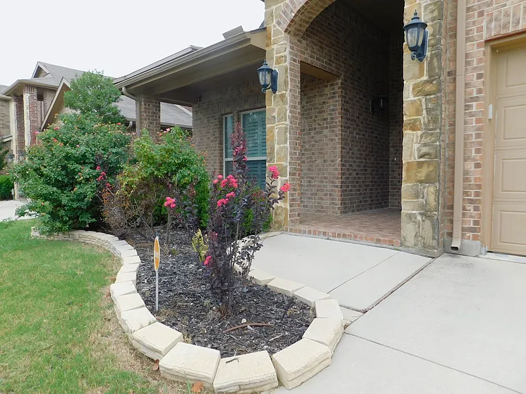 2401 Windhaven Dr — Photo 3