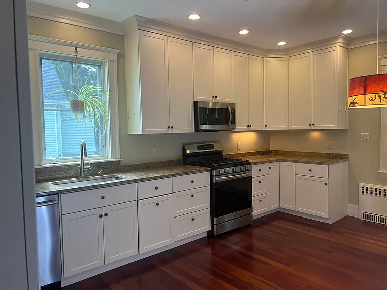 Eat in the kitchen with a gas stove, dishwasher, refrigerator with an ice maker.