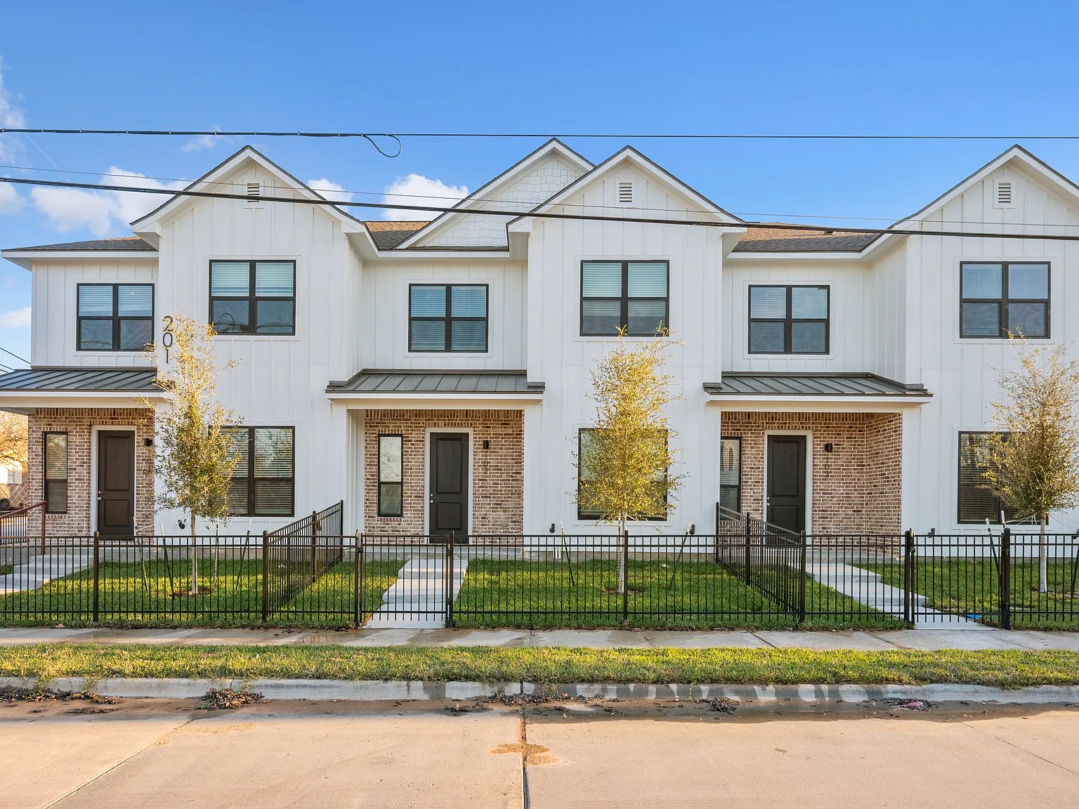 220 Tee Dr — Photo 2