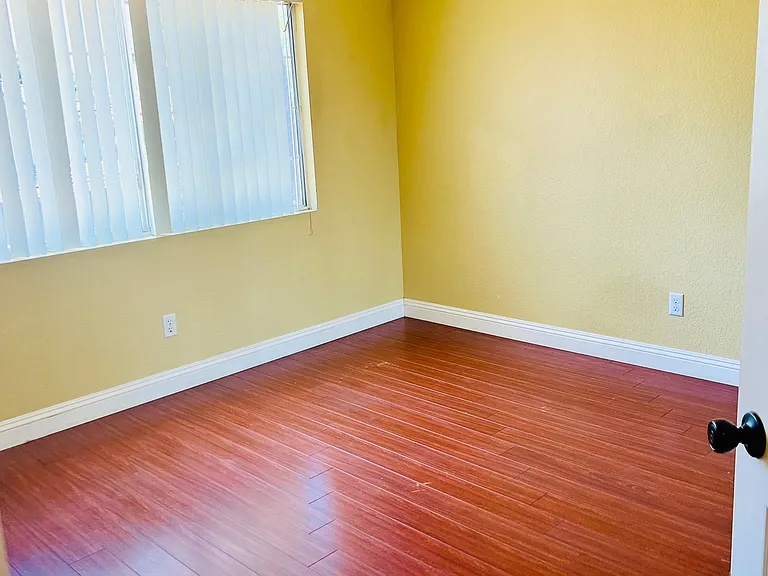 572 Parkside Dr — Photo 10