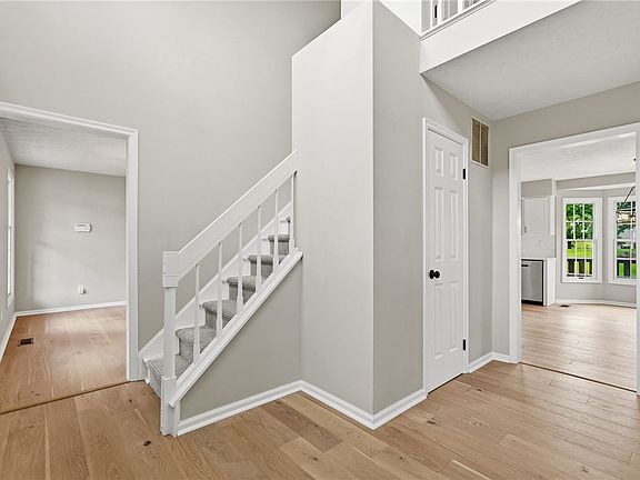 5th image of 399 Limestone Dr