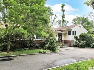 2 Catalina Dr, Great Neck, NY 11024