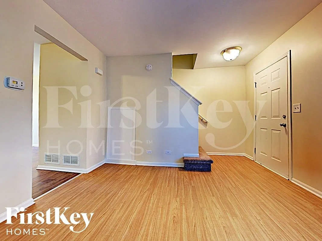 3 bed, 1.5 bath, 1160 sqft, $2,570 — Photo 3