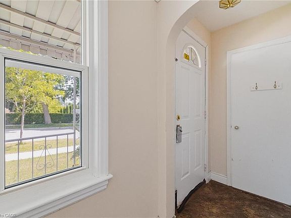 3rd image of 61 Hillview St