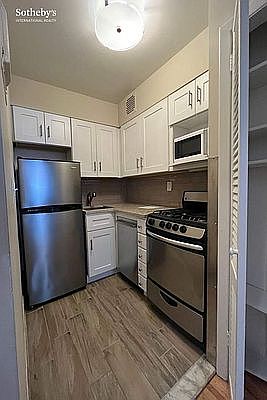 3rd image of 24 W 68th St #5